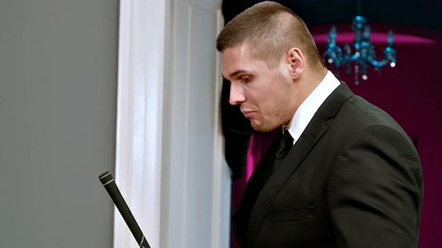 татуированная блондинка развлекается под носом у рогоносца