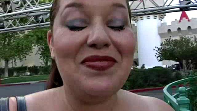 Sexy BBW Elizabeth Showing Her Curves