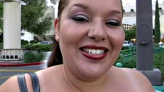 Sexy BBW Elizabeth Showing Her Curves