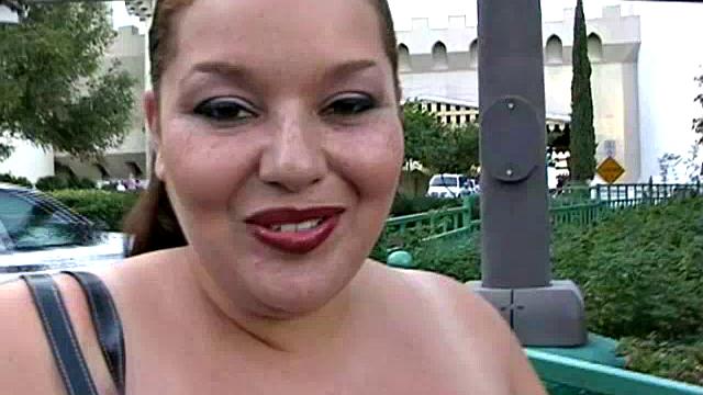 Sexy BBW Elizabeth Showing Her Curves