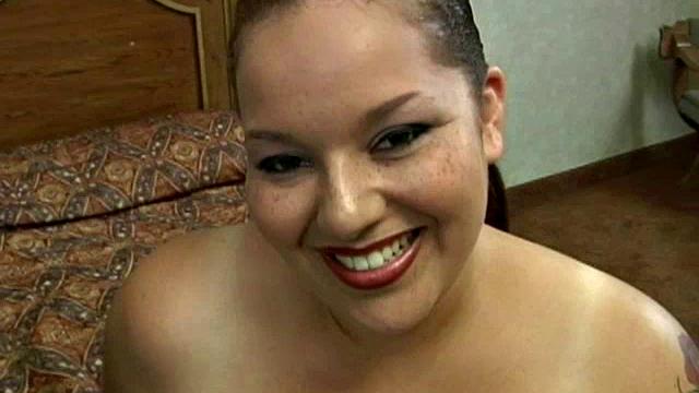 Sexy BBW Elizabeth Showing Her Curves