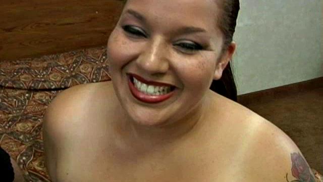 Sexy BBW Elizabeth Showing Her Curves