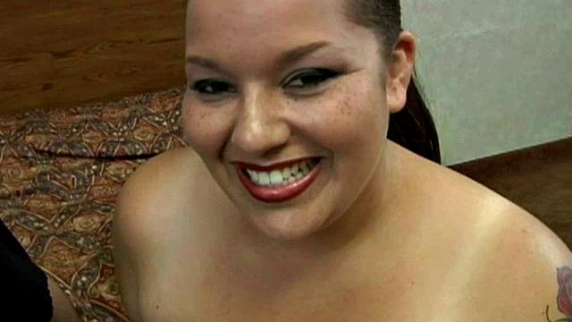 Sexy BBW Elizabeth Showing Her Curves