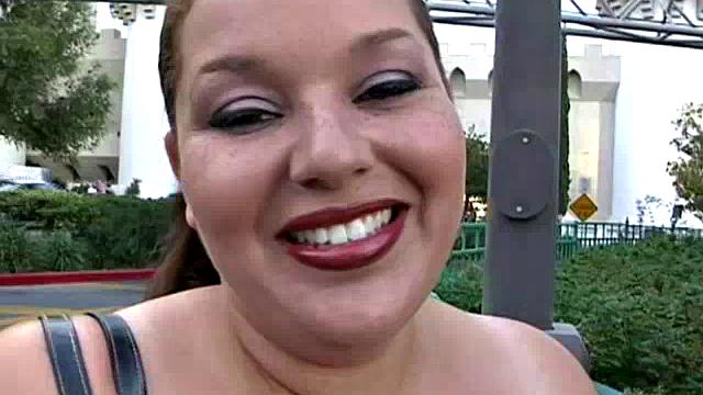 Sexy BBW Elizabeth Showing Her Curves