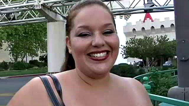 Sexy BBW Elizabeth Showing Her Curves