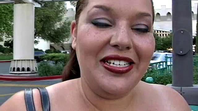 Sexy BBW Elizabeth Showing Her Curves