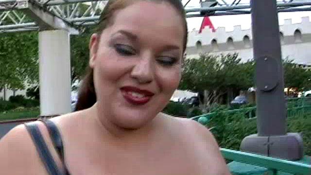 Sexy BBW Elizabeth Showing Her Curves