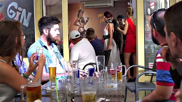 Смотри, как БДСМ-шлюх трахают и ссут на них на публичной тусовке