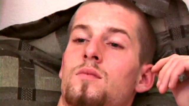 Адам доводит Шейна пирсингом на языке, потом вместе дрочат и кончают рядом