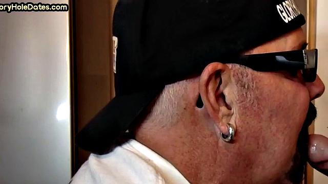 бородатый папаша делает минет в самодельном глори-холе - опыт на лицо