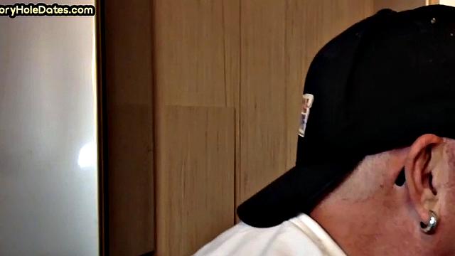 бородатый папаша делает минет в самодельном глори-холе - опыт на лицо