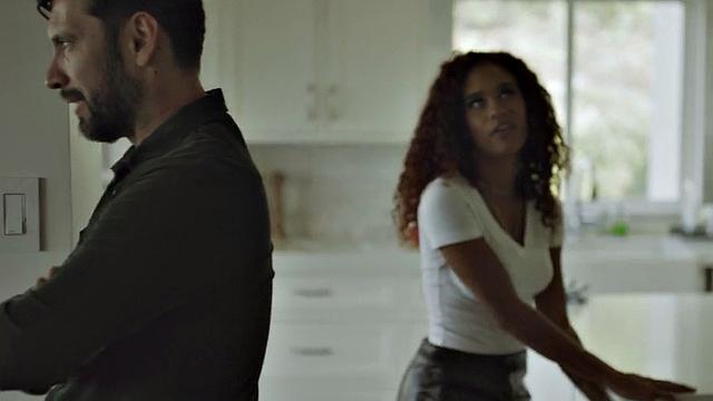 Отчим не сдерживается и жёстко трахает смуглую падчерицу