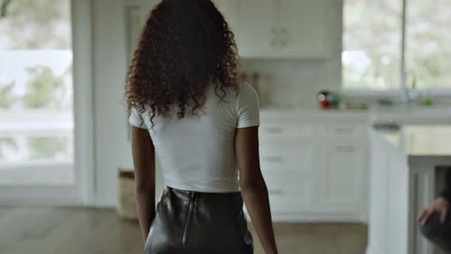 Отчим не сдерживается и жёстко трахает смуглую падчерицу