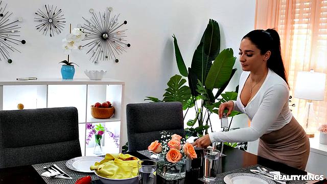 Мади Коллинз трётся об всё подряд и случайно заводит жену Мика Блю - теперь её очередь тереть не только кресло, но и его член под столом, а заодно и ловко обходит хозяйку ужина с помощью подруги. Какая ткань приятнее - кресло или горячий член?