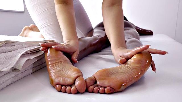 Massaging lez seduces ebony slut b4 eating her pussy out