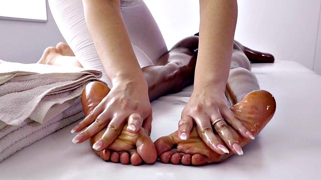 Massaging lez seduces ebony slut b4 eating her pussy out