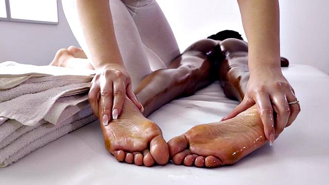 Massaging lez seduces ebony slut b4 eating her pussy out