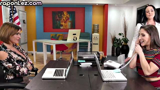 босс с языком и игрушками - офисный тройничок на стиле