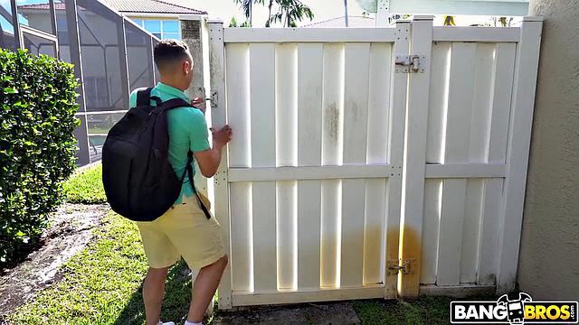 Зрелая Shay Sights затеяла анальный кайф у бассейна, застукала пасынка и заставила трахнуть её в жопу, пока муж на работе.