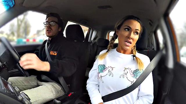 Сочная блондинка с большими сиськами трахается с инструктором в машине