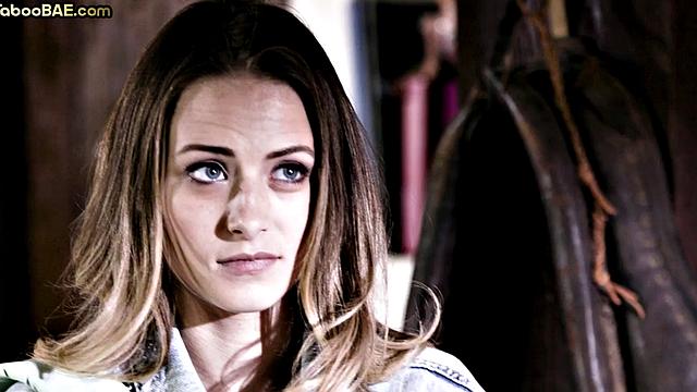 татуированная красотка глотает глубоко и ловит двойной фэйсит