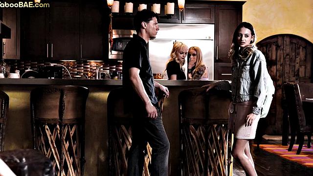 татуированная красотка глотает глубоко и ловит двойной фэйсит