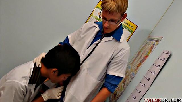 Horny Asian twinks in erotic threesome