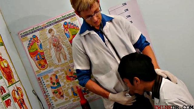 Horny Asian twinks in erotic threesome