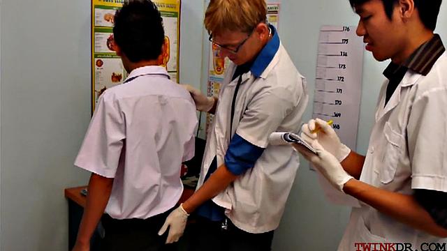 Horny Asian twinks in erotic threesome