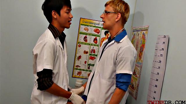 Horny Asian twinks in erotic threesome