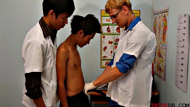 Horny Asian twinks in erotic threesome