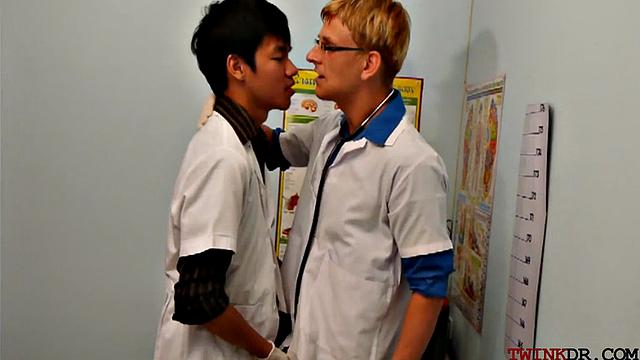 Трое взрослых азиатов кайфуют друг с другом - страстный гей-тройничок с минетом и наездом на членом.