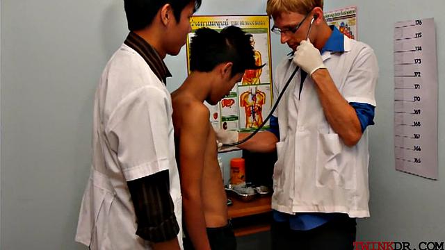 Horny Asian twinks in erotic threesome