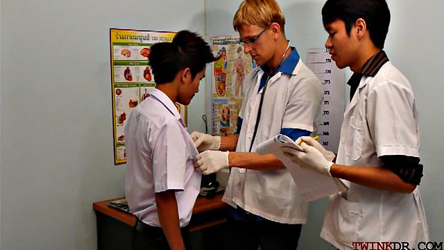 Horny Asian twinks in erotic threesome