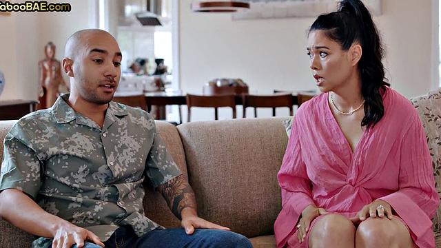 чувственная азиатка жадно отсасывает и получает по полной в страстном тройничке