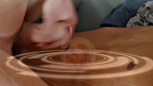 Два взрослые гея жарко трахаются и лижут друг другу ступни за кадром большого члена.