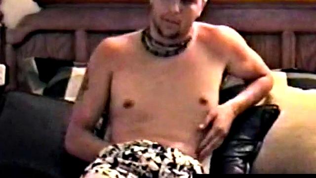 зрелый мужик дрочит парню и доводит до кончи