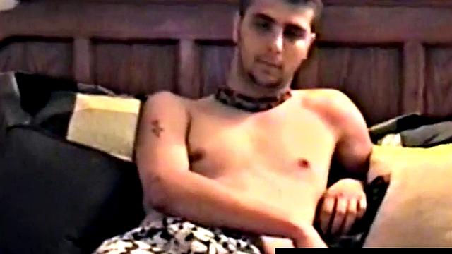 зрелый мужик дрочит парню и доводит до кончи