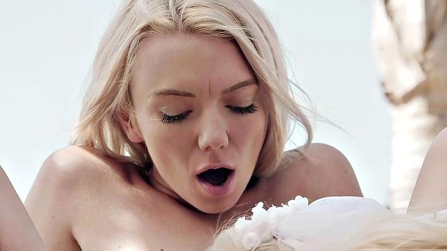 Две блондинки срывают друг с друга трусики и жадно трутся лысыми кисками на свежем воздухе