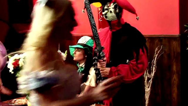 Элис с большими сиськами попадает в Страну Оргий