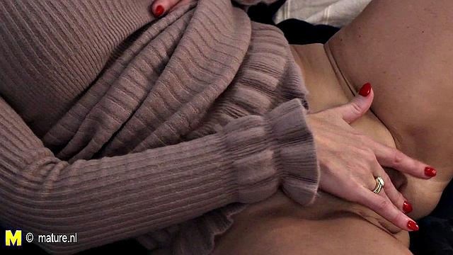 зрелая милфа дрочит и сосет член