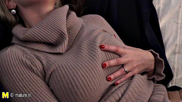 зрелая милфа дрочит и сосет член