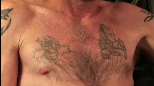 Смотри, как деревенский мужик из Джорджии сосёт член мужику в лесу