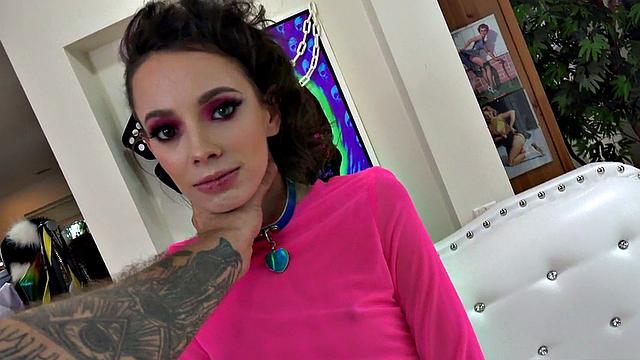 Худая на каблуках глотает хер парня до самого конца