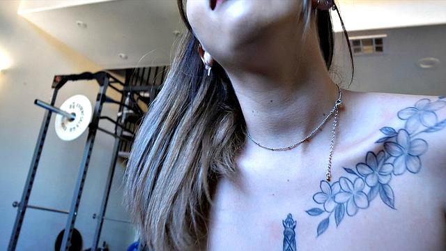 Белла Луна после зала: плевать на душ, давай трахаться пока вся мокрая