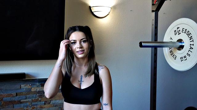 Tattooed Hottie Bella Luna Fucks After Working