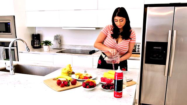 луна банни облизывает сливки с грудей и трахается на кухне