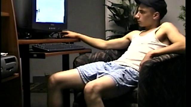 Гей-контент: Корри дрочит и кончает на камеру.