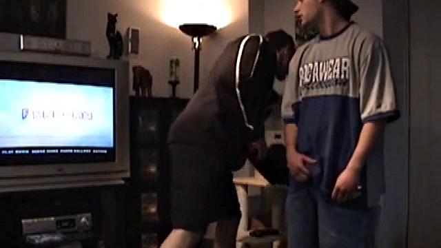 Парень-натурал не смог устоять перед мужским минетом и кончил на камеру.