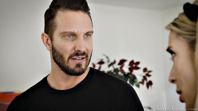 Марилин устраивает жаркую проверку преподу прямо в классе, не даёт ему устоять перед собой.